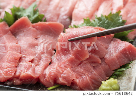 Three kinds of sashimi of bluefin tuna, lean meat 75618642