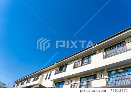 朝南的公寓，在蔚藍的天空中閃耀 75618871