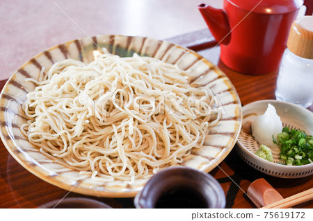 手工製作的蕎麥麵 手工製作的蕎麥麵 75619172