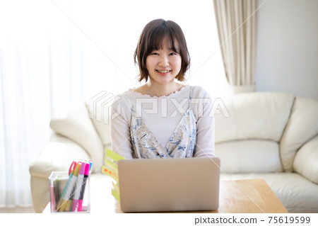 參加在線課程的年輕女性 參加在線課程的年輕女性 75619599