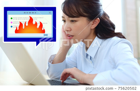 在互聯網上遇到麻煩的女人的形象 75620502