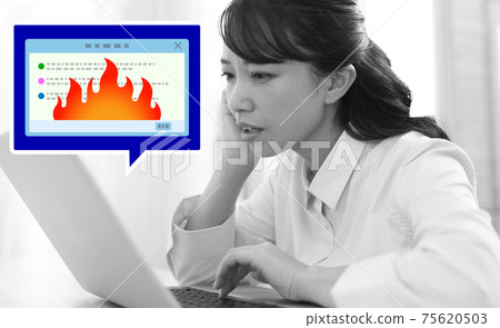 在互聯網上遇到麻煩的女人的形象 75620503