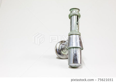 an leaking siphon whit chalk 75621031