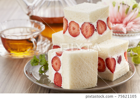 Fruit sandwich, strawberry cream, cube sandwich Fruit sandwich, strawberry cream, cube sandwich 75621105
