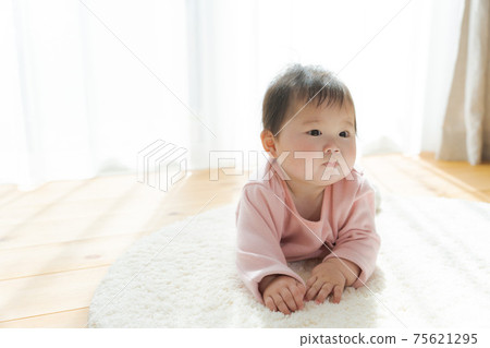 嬰兒餓在室內 75621295