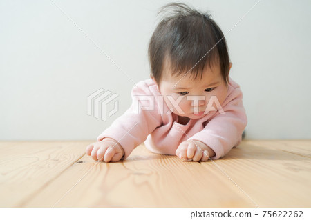 Baby hungry indoors 75622262