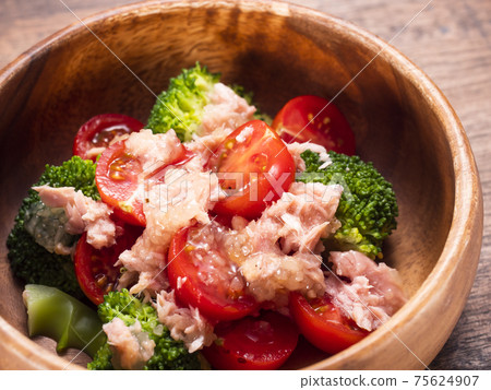 櫻桃番茄，西蘭花和金槍魚色拉 75624907