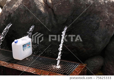 Take the spring water of the source water of Mt. Taisetsu Asahidake 75625333