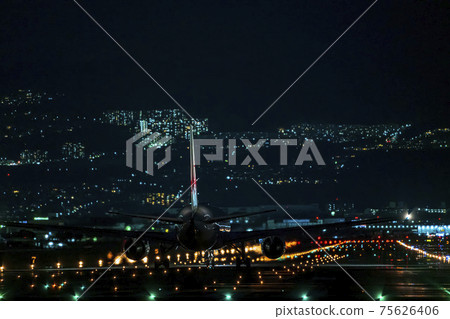 伊丹機場夜景，起飛前的飛機，大阪府豐中市 75626406