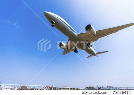 Airport scenery Toyonaka City, Osaka Prefecture, landing airplane 75626414