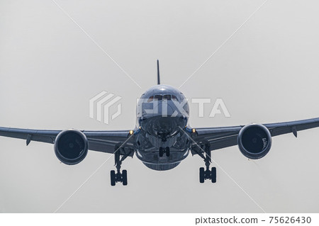 Airport scenery Toyonaka City, Osaka Prefecture, landing airplane Airport scenery Toyonaka City, Osaka Prefecture, landing airplane 75626430