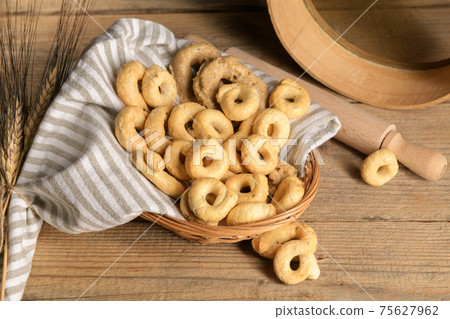Taralli - traditional Italian snack food typical of Apulia regional cuisine 75627962