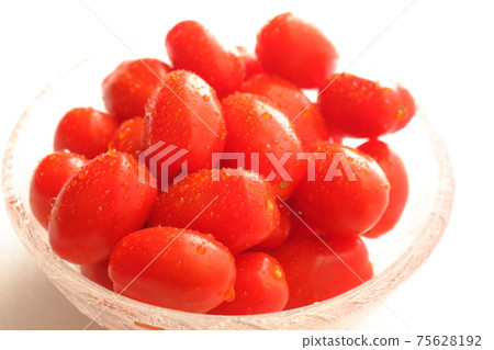 新鮮的北美櫻桃西紅柿（葡萄西紅柿） 75628192