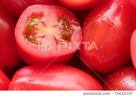 Fresh North American cherry tomatoes (grape tomatoes) Fresh North American cherry tomatoes (grape tomatoes) 75628197