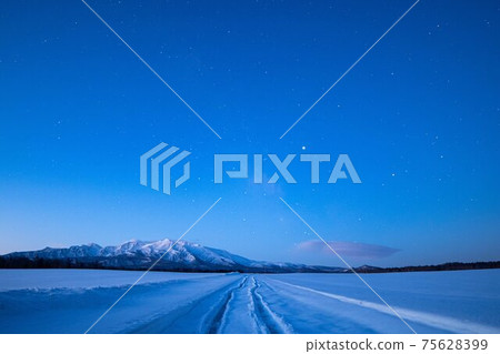 剩餘的雪上川町大雪安格斯牧場大雪山和繁星點點的天空 75628399