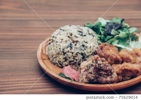 日式米飯和炸雞自助式 75629014