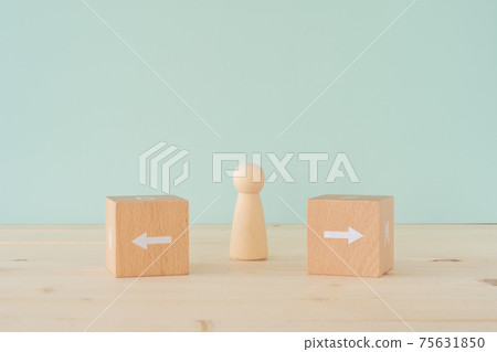 人生選擇|帶有箭頭的積木和人形木製物體 75631850