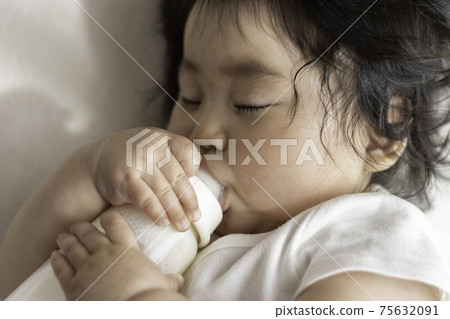 嬰兒用奶瓶睡覺(0歲,8個月大,日本人,女孩) 嬰兒用奶瓶睡覺(0歲,8個月大,日本人,女孩) 75632091
