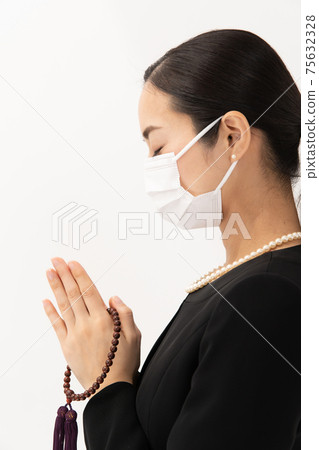 Woman in mourning dress Gassho mask 75632328