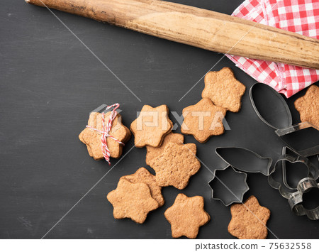 baked star-shaped gingerbread cookie 75632558