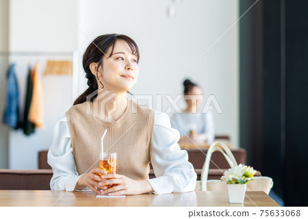 放鬆在咖啡館的一個少婦 75633068