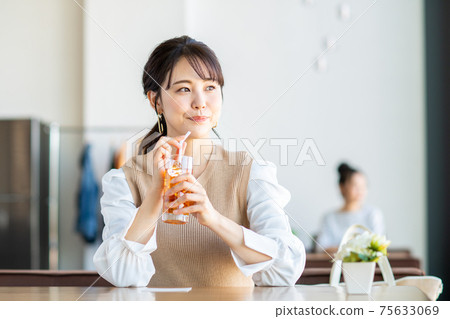 放鬆在咖啡館的一個少婦 放鬆在咖啡館的一個少婦 75633069