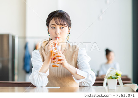 放鬆在咖啡館的一個少婦 放鬆在咖啡館的一個少婦 75633071