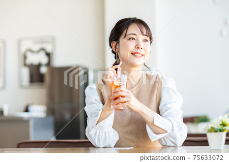 放鬆在咖啡館的一個少婦 放鬆在咖啡館的一個少婦 75633072