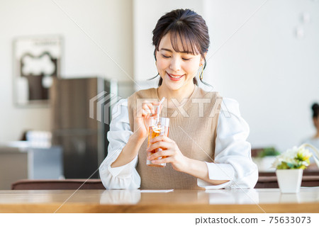 放鬆在咖啡館的一個少婦 放鬆在咖啡館的一個少婦 75633073