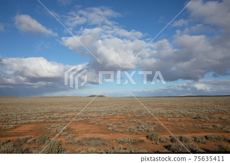 一次迷人的橫貫大陸的鐵路旅行，觸動了澳大利亞內陸雄偉的開拓精神 75635411