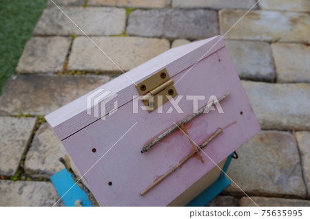 兒童製作的木製鳥舍鉸鏈 兒童製作的木製鳥舍鉸鏈 75635995
