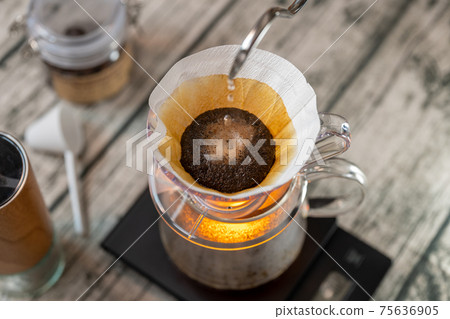 提取圓頂形成過程中的咖啡紙滴花滴頭點亮 提取圓頂形成過程中的咖啡紙滴花滴頭點亮 75636905
