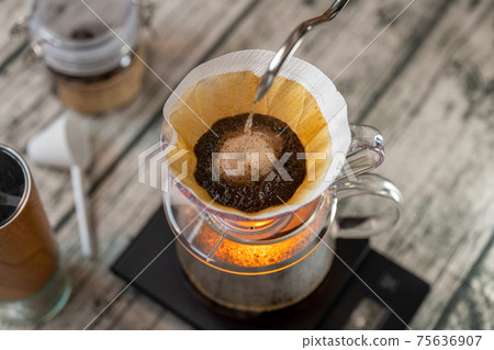 提取圓頂形成過程中的咖啡紙滴花滴頭點亮 提取圓頂形成過程中的咖啡紙滴花滴頭點亮 75636907