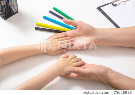 The hands of an adult are holding the baby s hands. The concept of psychological characteristics of children, the development of mental processes in children, close-up 75636988