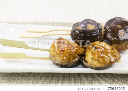 美味香菇烤雞肉串 75637015