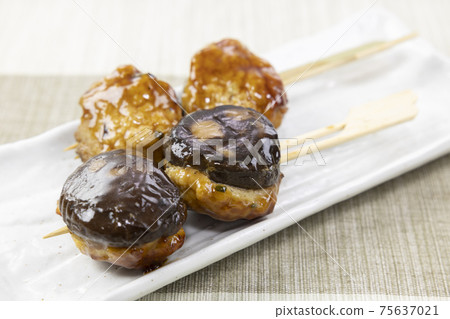 美味香菇烤雞肉串 75637021