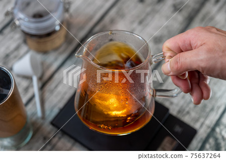 Coffee paper drip extraction, drip server, stirring, stirring, coffee color, light up 75637264