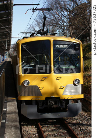 停在西武九條前站的西武狹山線101號牽引車 75637325