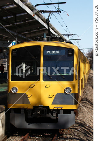 停在西武九條前站的西武狹山線101號牽引車 停在西武九條前站的西武狹山線101號牽引車 75637326