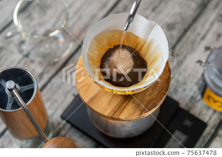 抽取圓頂形成期間的咖啡紙滴水HARIO V60耐熱玻璃滴水器橄欖木 75637478