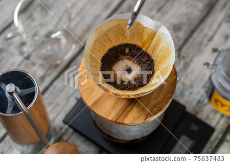 抽取圓頂形成期間的咖啡紙滴水HARIO V60耐熱玻璃滴水器橄欖木 抽取圓頂形成期間的咖啡紙滴水HARIO V60耐熱玻璃滴水器橄欖木 75637483