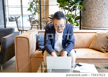 商業場景男性個人電腦 商業場景男性個人電腦 75637623