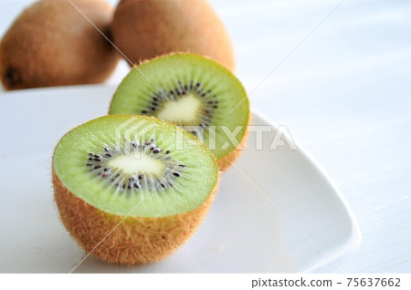 Cross section of green kiwi 75637662