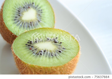 Green kiwi cross section close-up 75637664