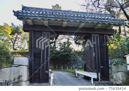 名古屋城（愛知縣名古屋市）的“ Ninomaru Ote Ninomon” 75638414