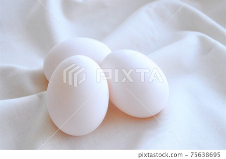 3 white eggs 75638695
