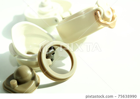 通過取下包裝等來拆卸水瓶。 75638990