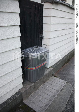 聚乙烯垃圾桶可以放在屋外 75639423