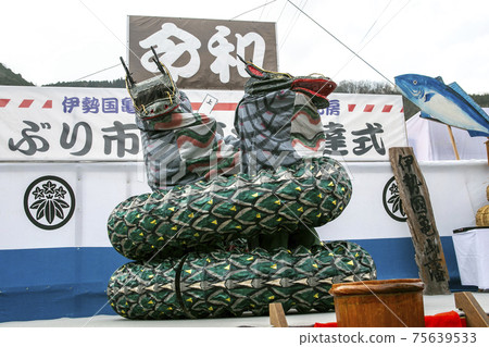 Take a picture of Kagura Yamata no Orochi from the front 75639533