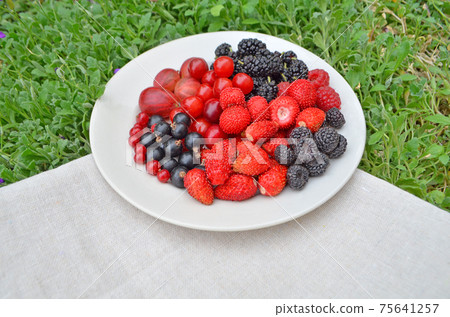 Plate of assortment berries 75641257